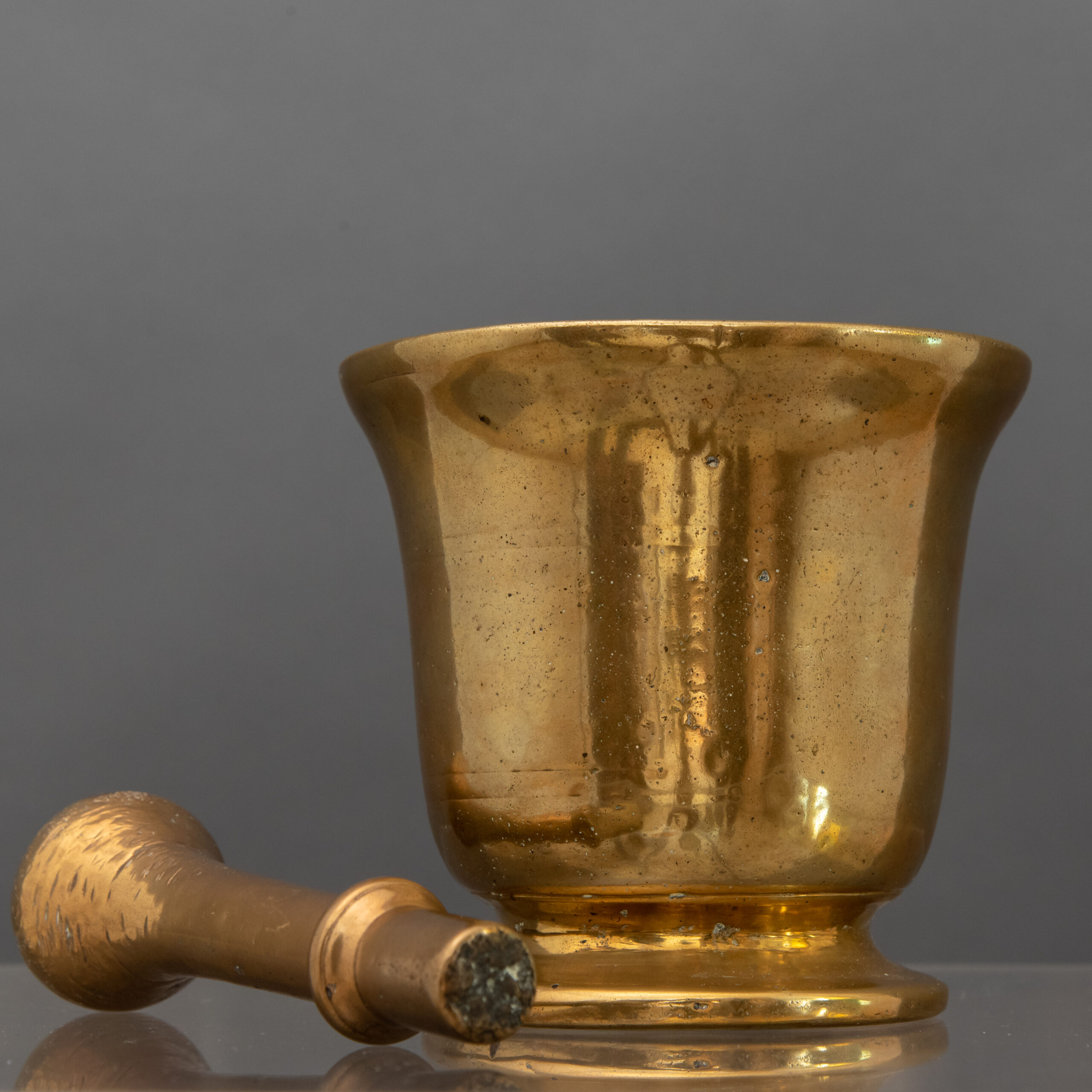 Mortaio in bronzo dorato con pestello