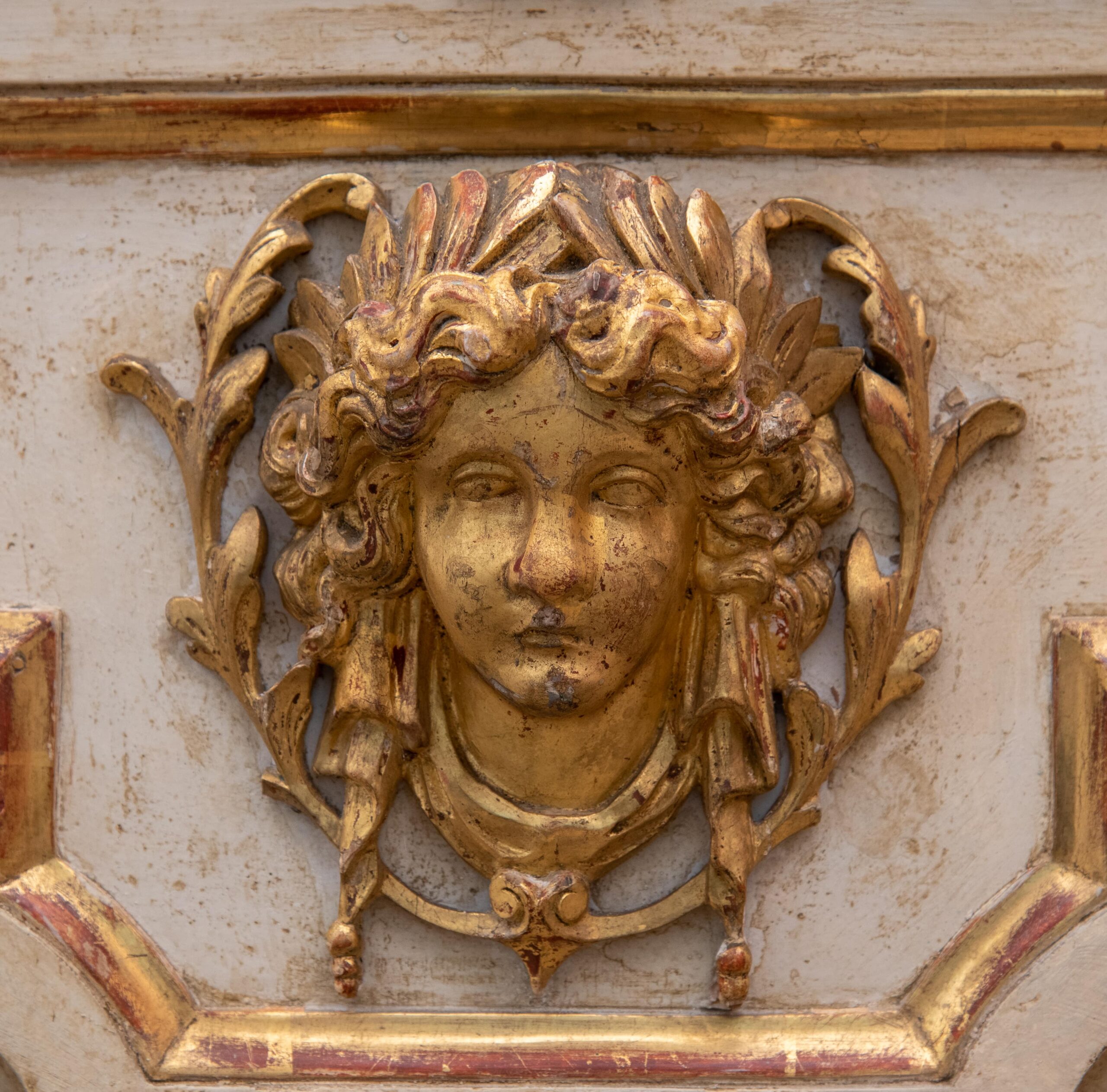 Column in lacquered and gilded wood face of a woman