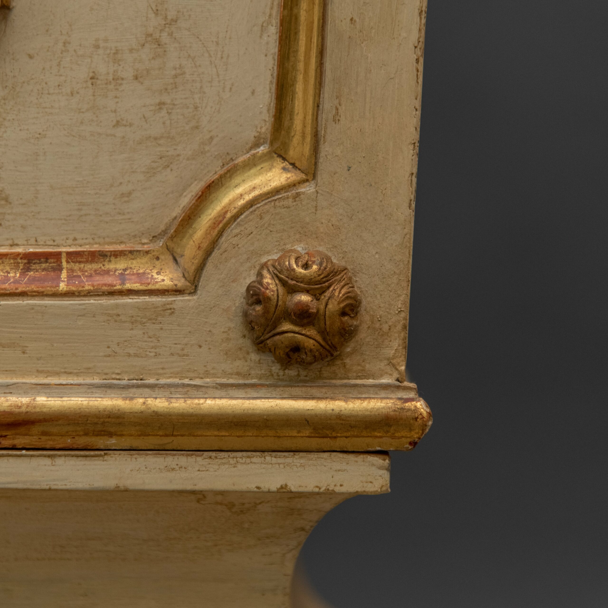 Column in lacquered and gilded wood Detail