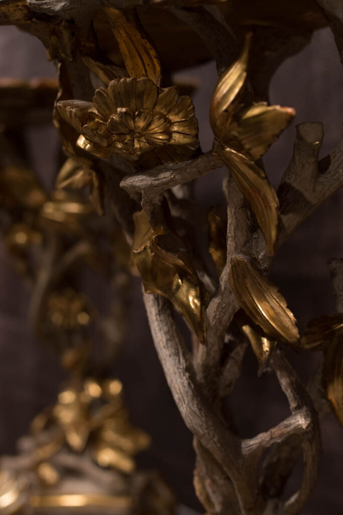 Dettaglio coppia di mezzelune in legno dorato e laccato in vendita su Egidi MadeinItaly