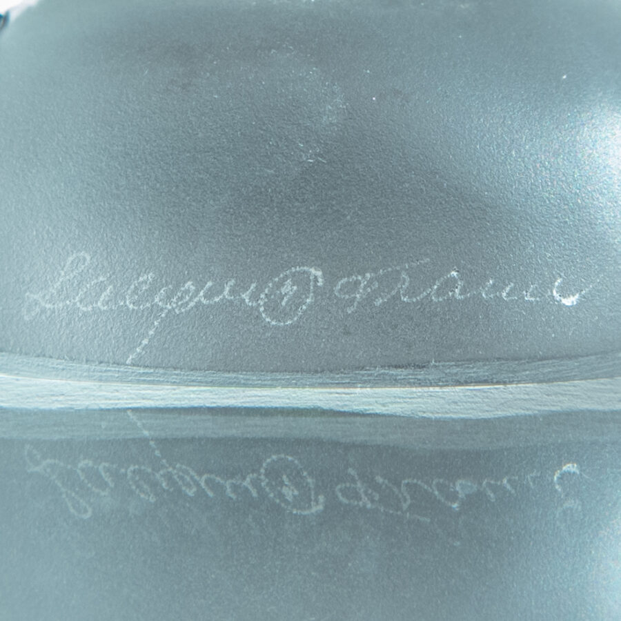 Dettaglio Firma René Lalique Uccellino in Vetro Sabbiato Francia