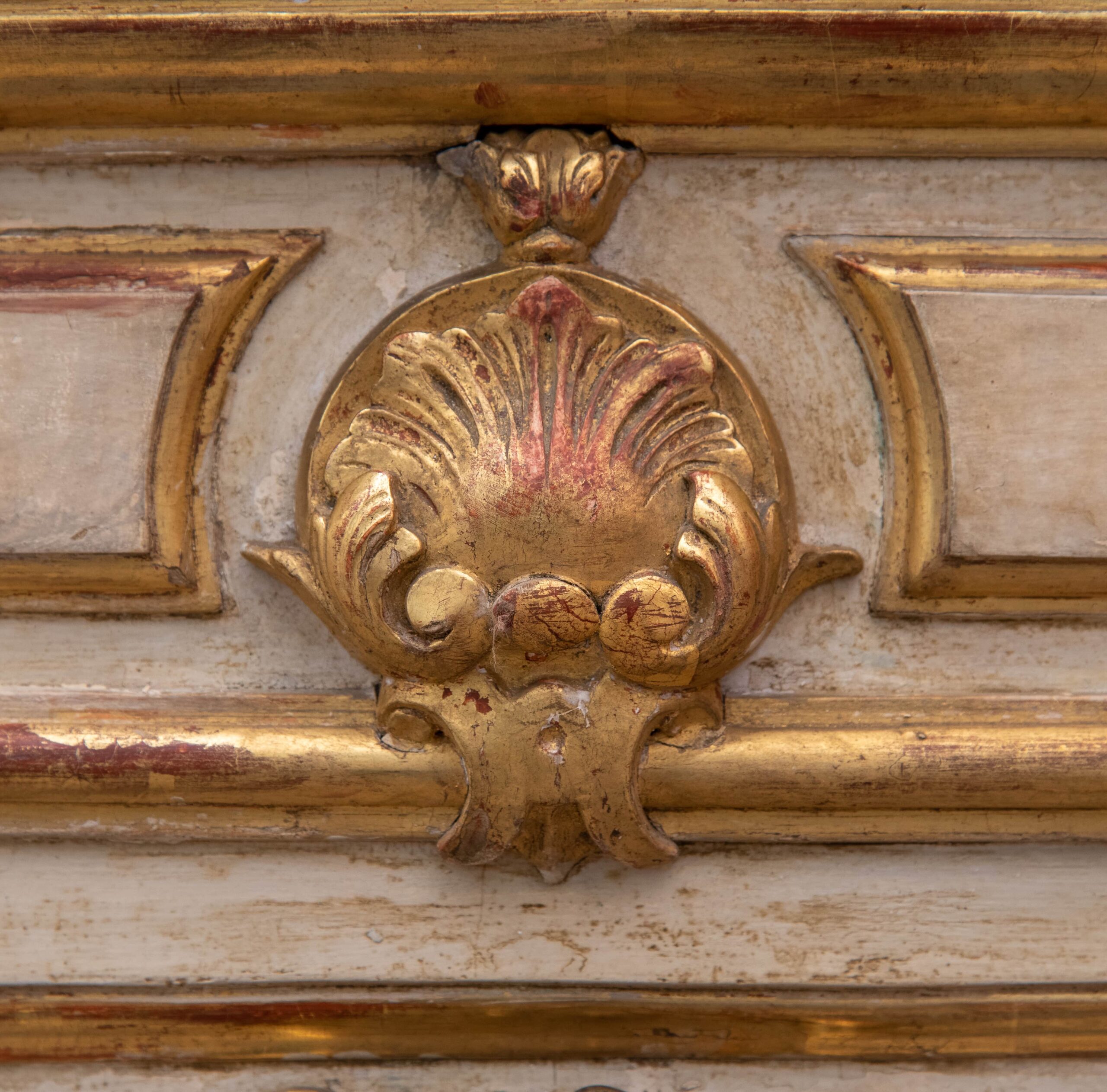 Dettaglio Colonna legno laccato dorato