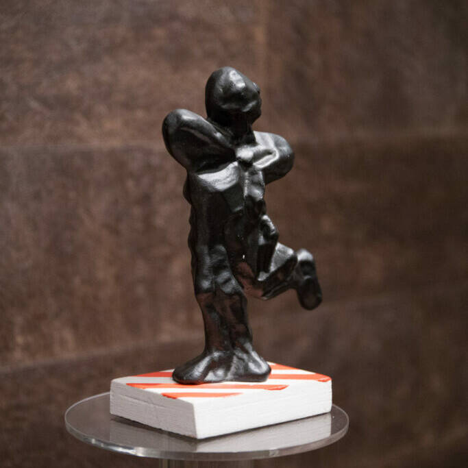 Scultura Moderna in Bronzo Firmata Isao Utsumiya