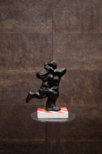 Scultura Moderna in Bronzo Firmata Isao Utsumiya