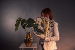 Egidi MadeinItaly e piatto in ceramica di Luigi Broggini