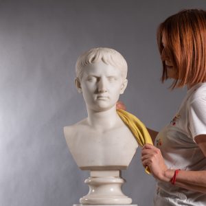 Busto neoclassico in marmo, esempio di scultura antica