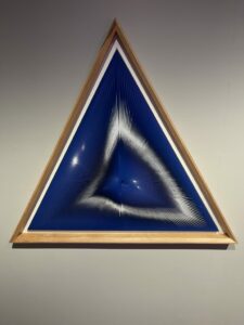 Alberto Biasi, Dinamica triangolare 1965, opera esposta alla mostra Tuffo nell’arcobaleno