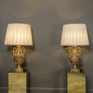 Coppia vasi francesi Napoleone III in marmo e bronzo dorato trasformati in lampade