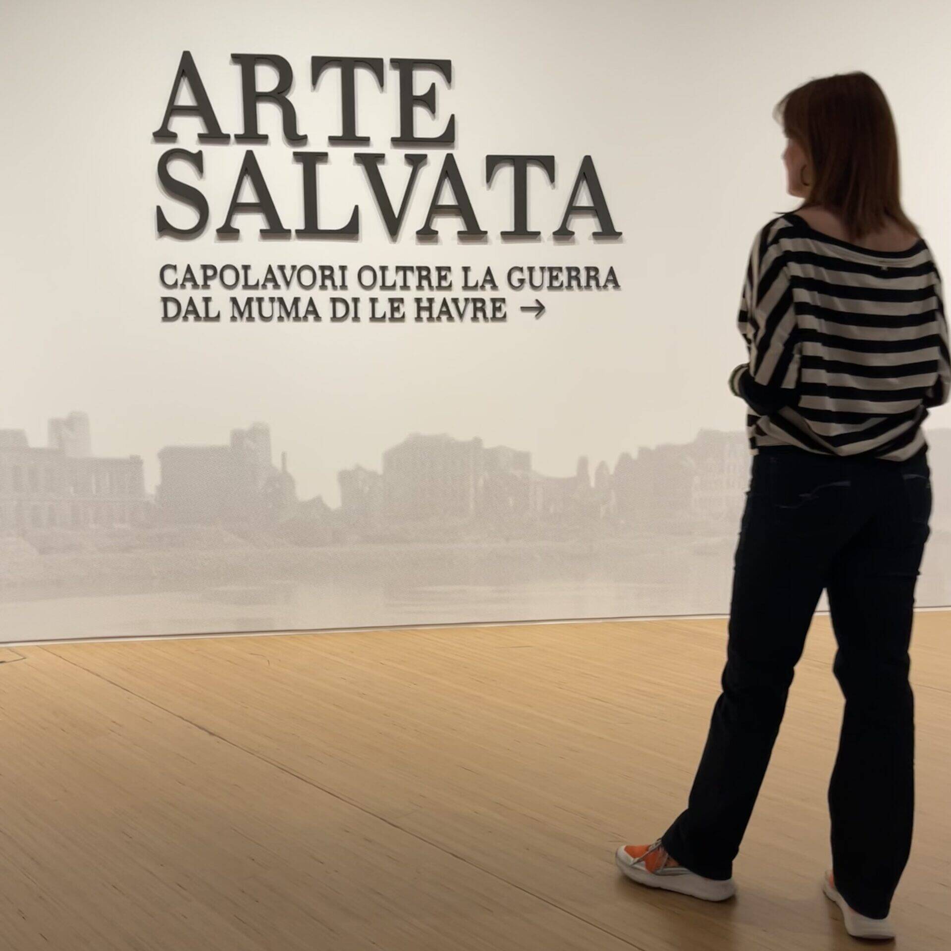 Sabrina Egidi davanti al titolo della mostra Arte salvata al Museo M9 di Mestre