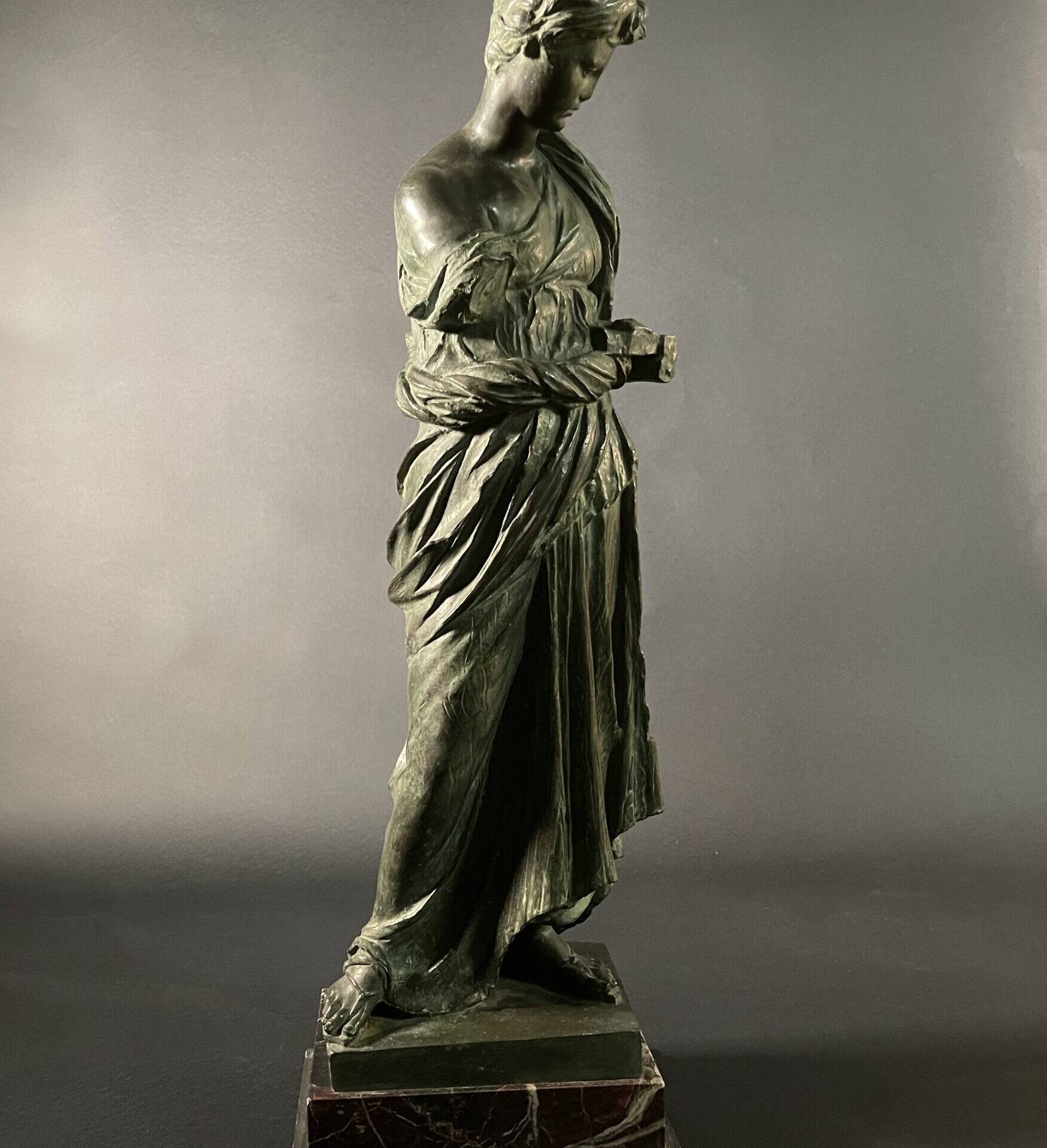 Jeune Fille d’Anzio Nisini, bronze de goût néoclassique sur un socle en marbres polychromes.